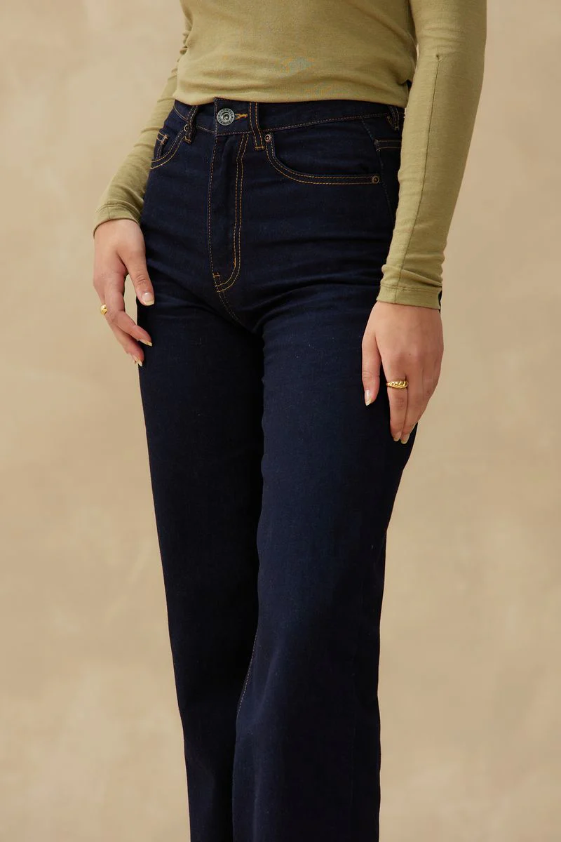 Jeans High Rise Straight Dark Rinse Kuwalla Tee – Image 4