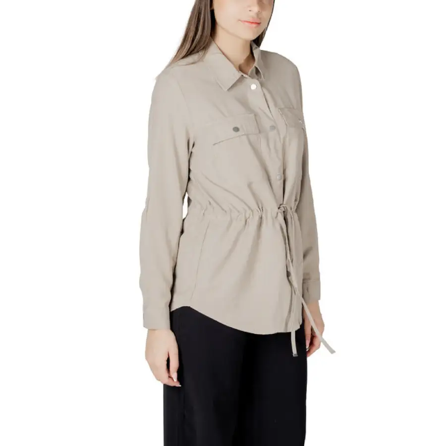 Blazer beige à boutons et cordon de serrage pour femmes – Image 4